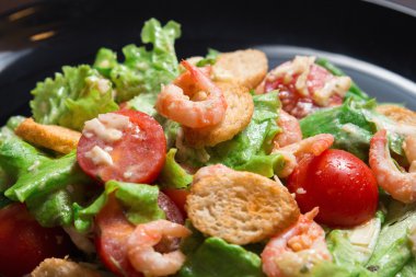 Sezar salata karides