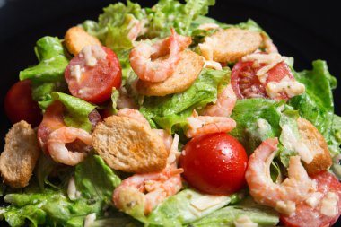 Sezar salata karides
