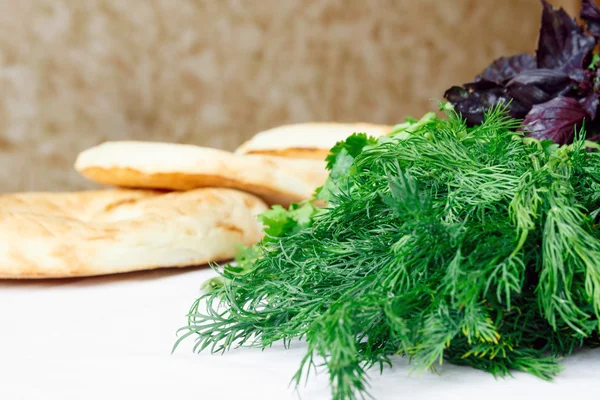 Pan de pita con eneldo fresco, albahaca, cilantro y estragón — Foto de Stock