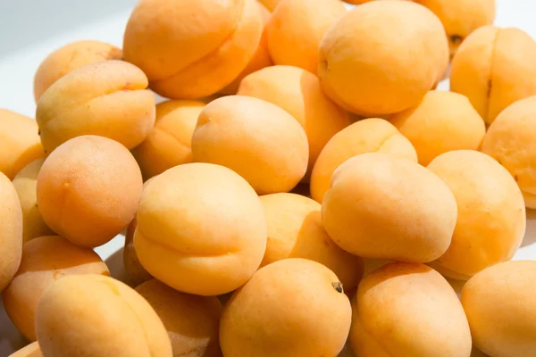 Frische Aprikosen als Hintergrund — Stockfoto