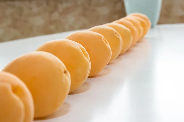 Kayısı. Taze meyve satır