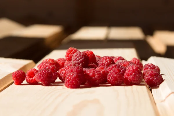 Ahşap bank üzerinde siyah akımları