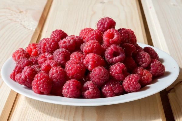 Taze ahududu ahşap kurullarında