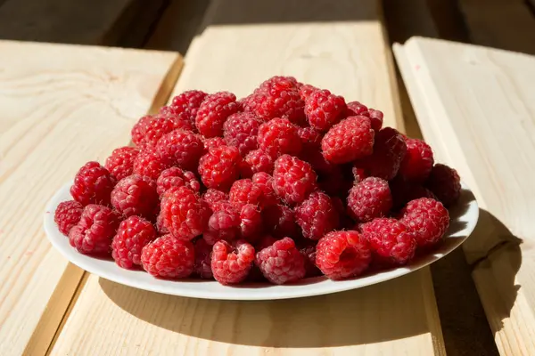 Taze ahududu ahşap kurullarında