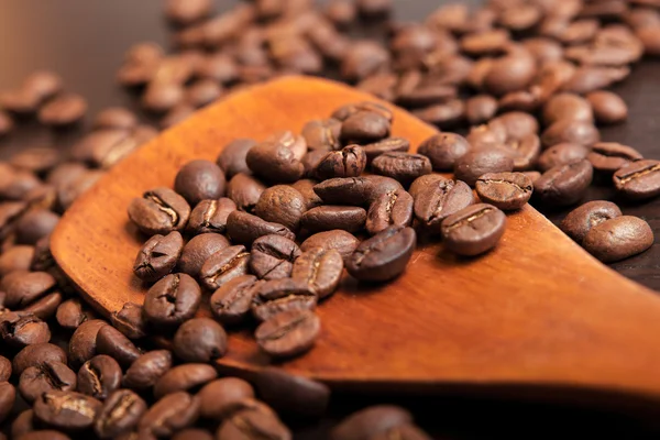 Kopp kaffe, kaffebönor och kanel med utrymme för text — Stockfoto