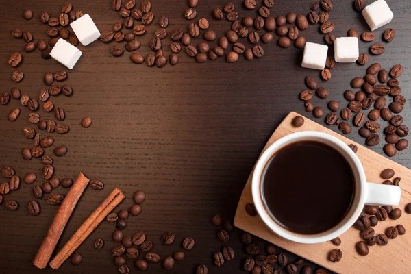 Kopp kaffe, kaffebönor, sockerbitar och kanel — Stockfoto