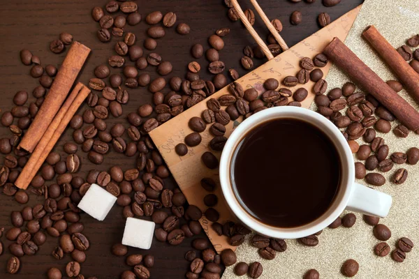 Fincan kahve, kahve çekirdekleri, kesme şeker ve tarçın
