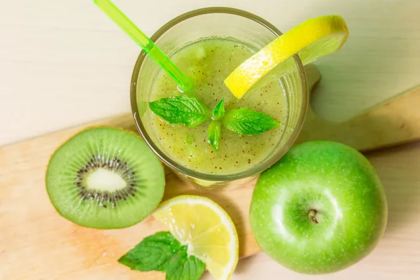 Elma, kivi, limon ve nane ile yeşil smoothie