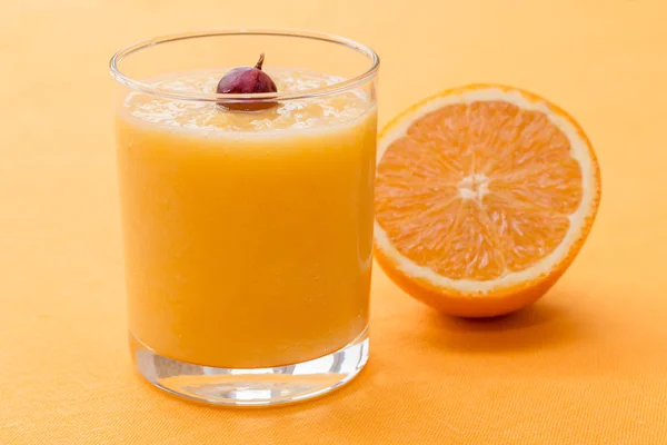 Portakallı gazoz turuncu zemin üzerine bektaşi üzümü ile