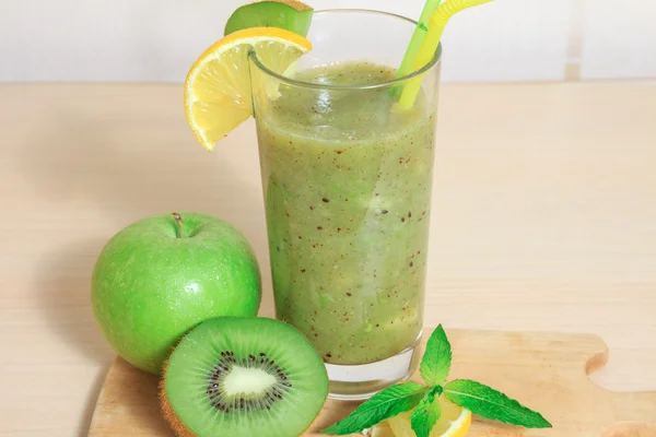 Limon ve nane ile yeşil elma ve kivi güler yüzlü