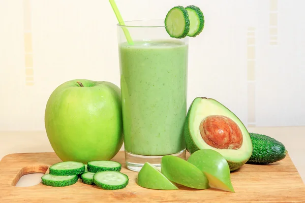 Batido verde con manzana, aguacate y pepino — Foto de Stock