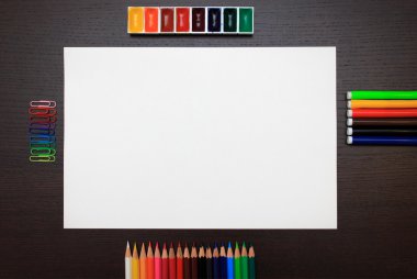 Karanlık arka planda okul malzemeleri