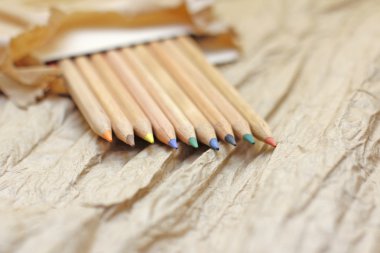 Kırışık kağıt ve çıkartmalar ile renkli kalemler.