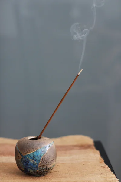 Palitos de incenso em vaso — Fotografia de Stock