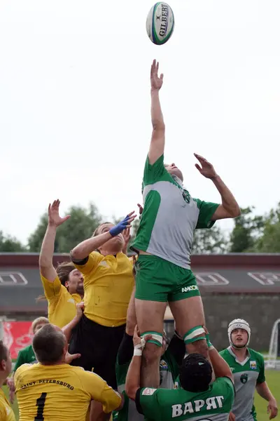 Rugby player jumping up for the ball — Stock Photo, Image
