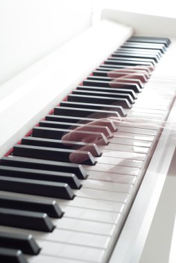 Piyano çalan adam. Piyano tuşları. Piyano. Siyah ve beyaz tuşlar. Elektronik piyano. Müzik aleti.