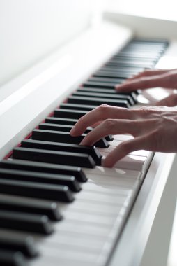 Piyano çalan adam. Piyano tuşları. Piyano. Siyah ve beyaz tuşlar. Elektronik piyano. Müzik aleti.