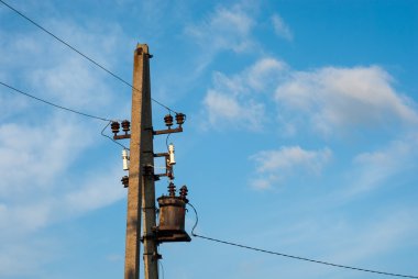 Gökyüzü arka plan üzerinde iletim kulesi. Güç hattı. Güç iletim. Güç iletim.
