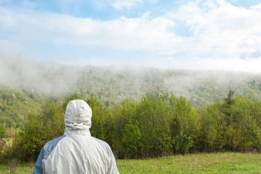 Sis görünen adam. Sabah sis. Orman siste.