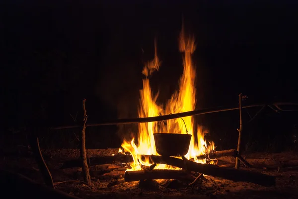 たき火上の鍋 — ストック写真