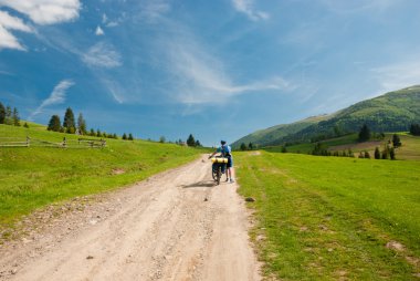 Yorgun bisikletçi. Dağlarda hiking.