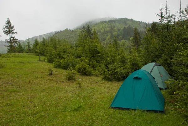 Campeggio in montagna . — Foto Stock