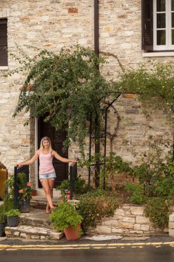 Yaz aylarında kısa filmlerde güzel kız