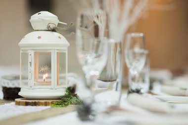 Tablo mum ışığı ile dekore edilmiş