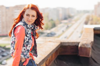 Çatıda güzel kız