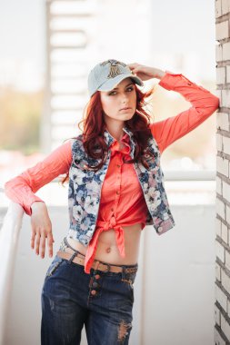 Çatıda güzel kız