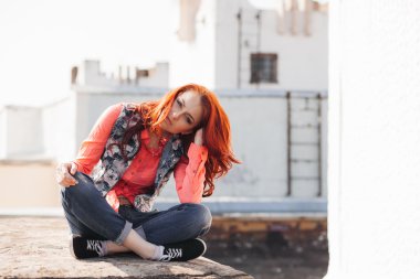 Çatıda güzel kız