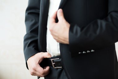 Kemer tutarak erkek eli