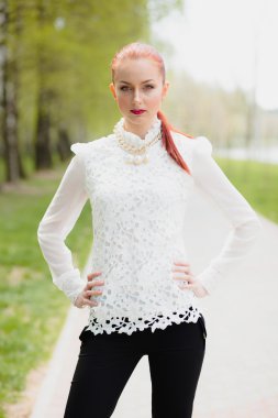 Güzel kız dışarıda