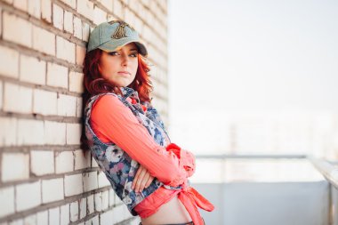 Çatıda güzel kız