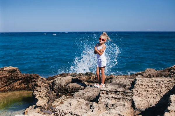 Hermosa chica en la orilla del mar — Foto de Stock