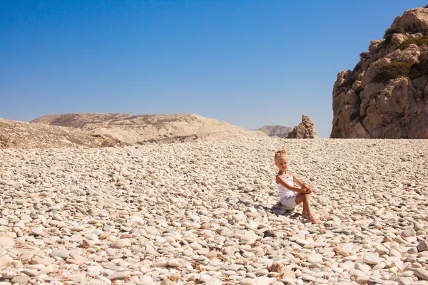 Kız, güzel deniz kıyısında yatay