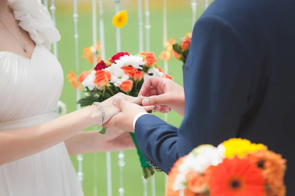 Damat yüzüğü gelinin el koy.