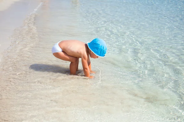 Mały chłopiec w wodzie morskiej — Zdjęcie stockowe
