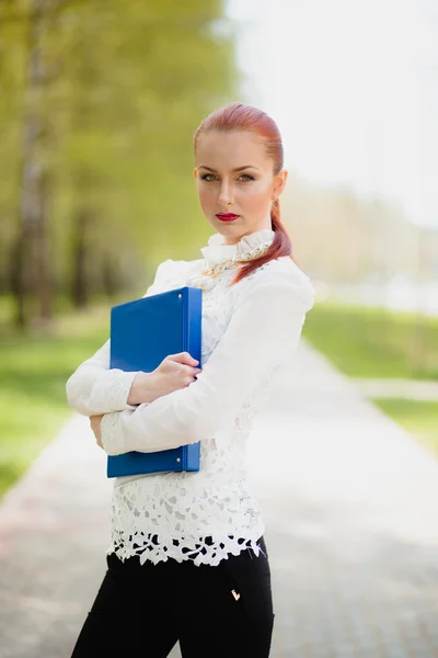 Office klasörü ile güzel kız