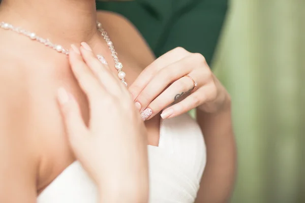 Gelinin boyun kolye ile