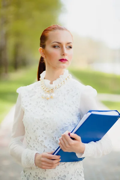 Office klasörü ile güzel kız