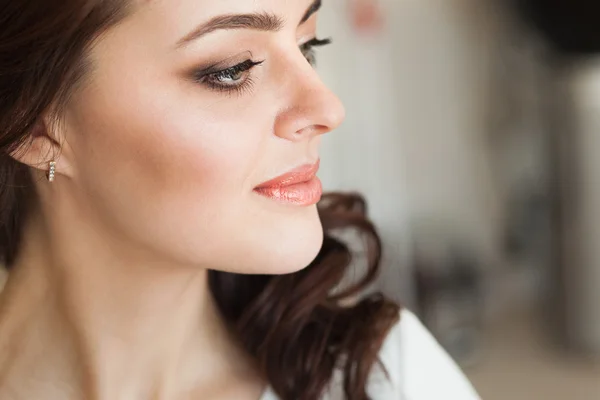 Yumuşak makyaj güzel genç bir bayanla