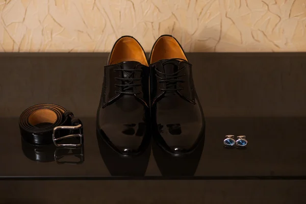 Stralende lederen schoenen met riem en manchetknopen Stockfoto
