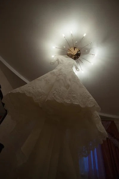 Prachtige trouwjurk op de lamp Stockafbeelding