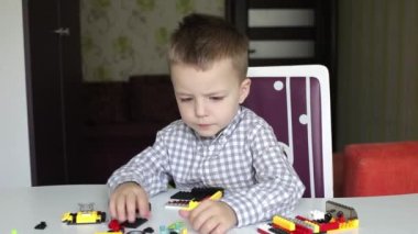 Ciddi çocuk çocuk bina kiti tuğla bina