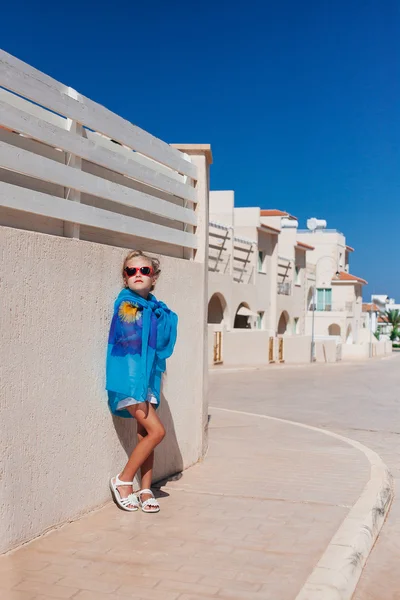 Güneşin altında poz güzel kız