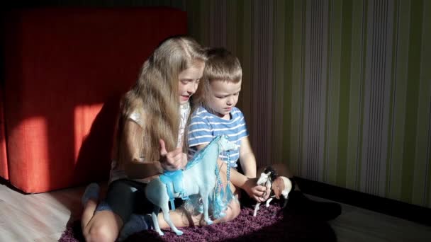Jongen en meisje zijn spelen met speelgoed — Stockvideo