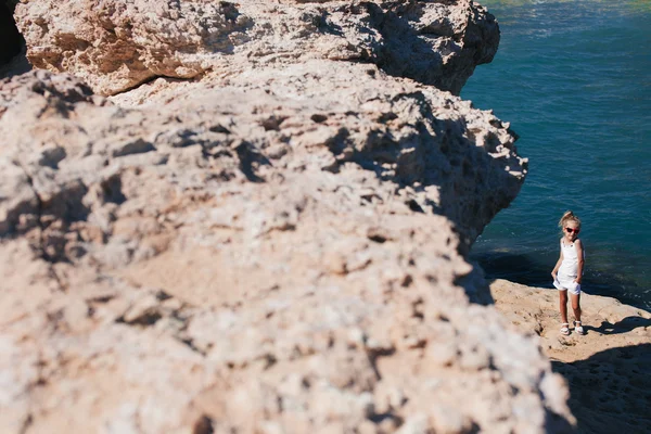 Hermosa chica en la orilla del mar — Foto de Stock