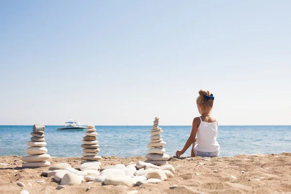 Önde oturan kız, güzel deniz kıyısında yatay