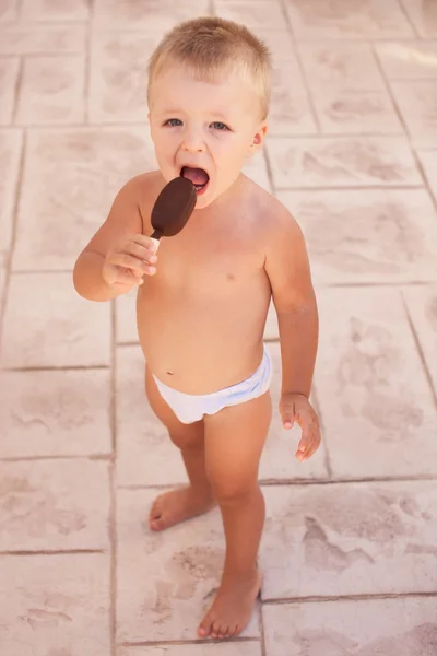 Dondurma ile küçük çocuk